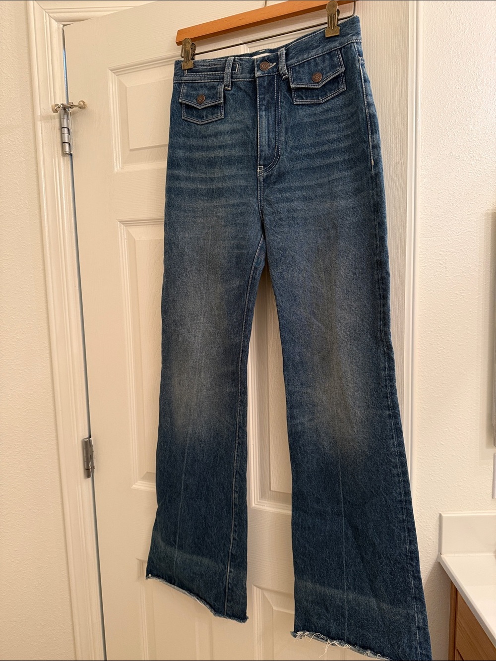 CHLOÉ Frayed High-Rise Flared Jeans - SEASON:
WINTER
2025
COLOR:
OCEAN BLUE